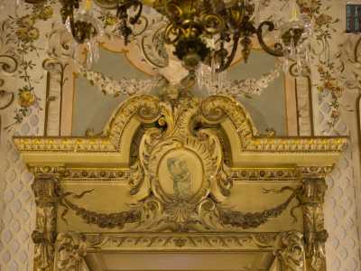 Tramite un elegante porta, sovrastata da un sontuoso architrave...

